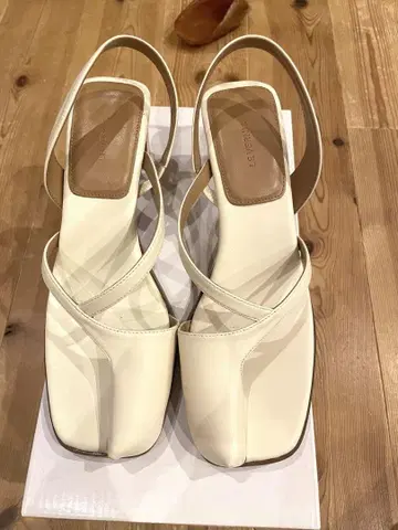 르 베르니 LE VERNIS 화이트 플립플랍