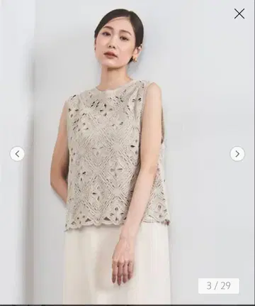 UNITED ARROWS 크로셰풍 자수 슬리브리스 니트