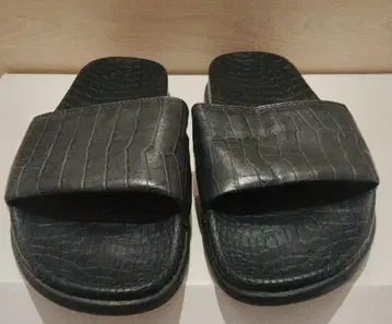 크로커다일풍 다크 네이비 샌들 ZARA