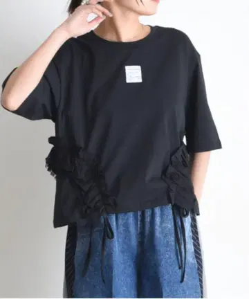새상품 이번 시즌 에이미로우 사이드 프릴 드로스트 크롭 티셔츠 블랙
