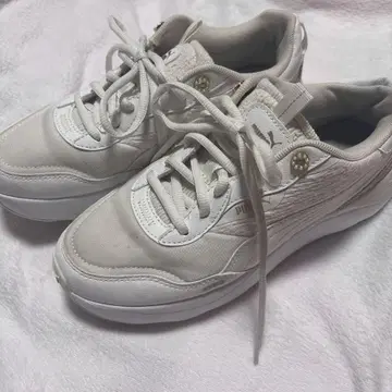 Puma 화이트 스니커즈