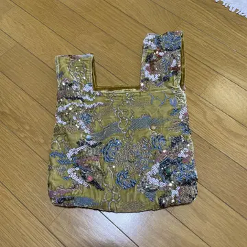 자수 비즈가 달린 노랑 핸드백