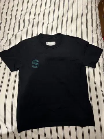 Sacai 아오야마 매장 오픈 한정판 네이비 티셔츠