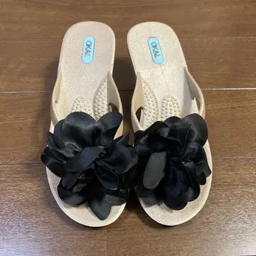 오카비 플라워 장식 웨지솔 샌들