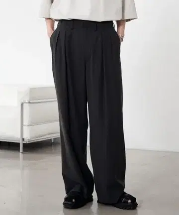 WYM TUCK LOOSE DRAPE SLACKS 차콜 S 사이즈