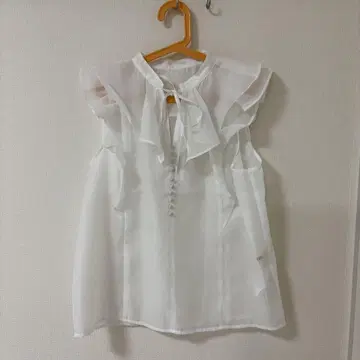 어반 리서치 프릴 슬리브리스 블라우스