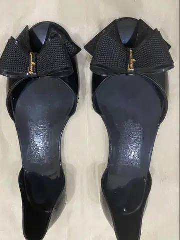 Ferragamo 블랙 리본 샌들
