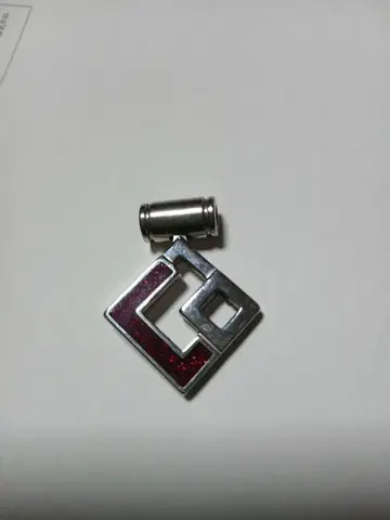 다이아몬드 모양 실버와 빨간색 탑만