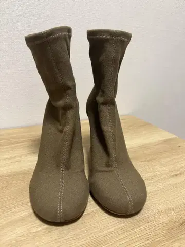 카키 슬립온 부츠 미들 힐