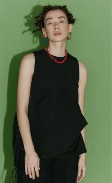UN3D. BIG TUCK SLEEVELESS TOP