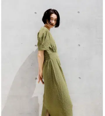 올리브 그린 깅엄 체크 V 넥 맥시 원피스 Cara
