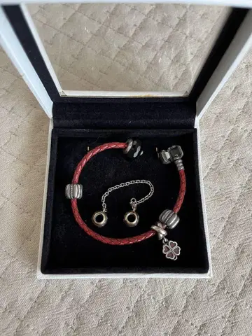 Pandora 빨간색 가죽 팔찌 (참 포함)