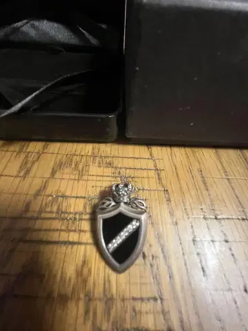 Justin Davis CROWN SHIELD 펜던트