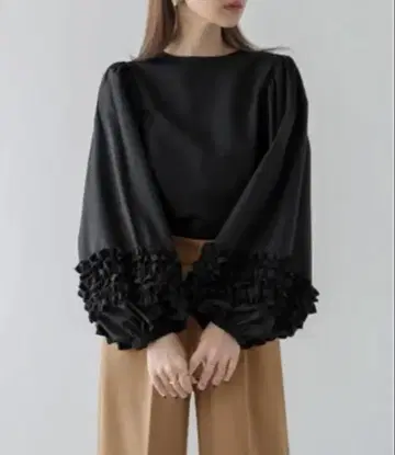 프릴이 달린 블랙 긴팔 셔츠