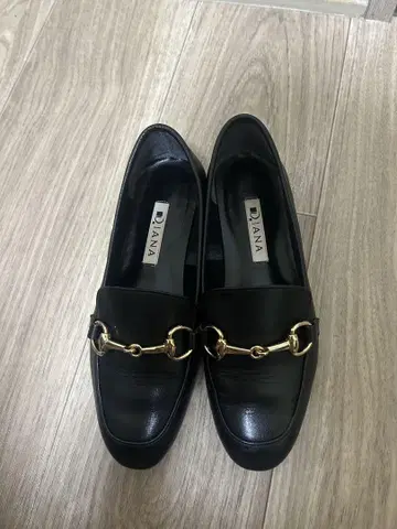 DIANA 블랙 가죽 로퍼