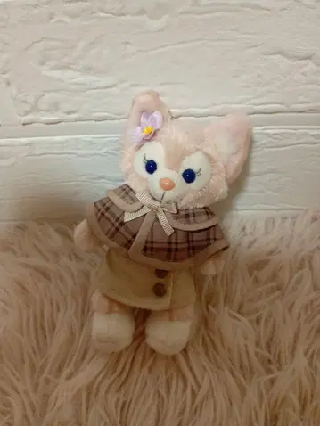 리나벨 봉제 인형 배지 탐정 코스튬이 붙어 있습니다.