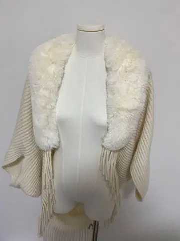 아이보리 퍼 옷깃 판초