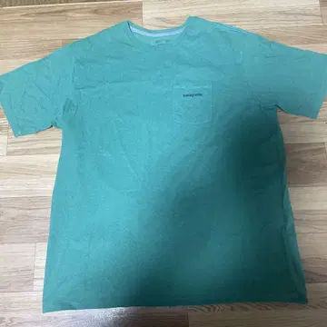 Patagonia 그린 컬러 티셔츠 포켓 부착