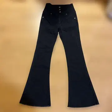 블랙 밑단 프린지 부츠 컷 데님