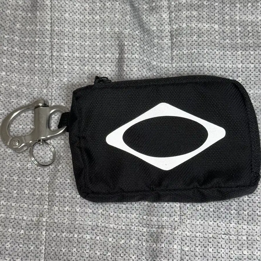 【Mischief】Rhombus Carabiner Pouch ★送料・関税込★大人気★ MSCHF Rhombus Carabiner Mini Pouch - Purple | International