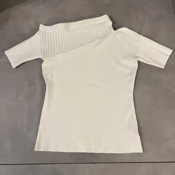 UN3D. 비대칭 오프숄더 니트 그린