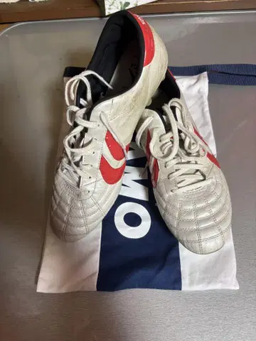 YASUDA 축구화 화이트/레드