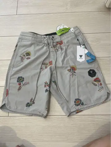 VISSLA 꽃무늬 숏팬츠 28