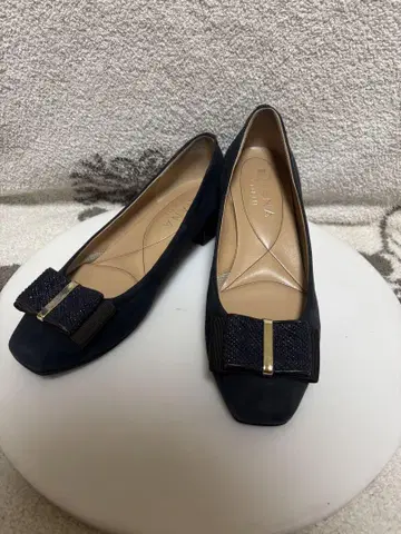 DIANA WELL FIT 네이비 스퀘어토 플랫슈즈