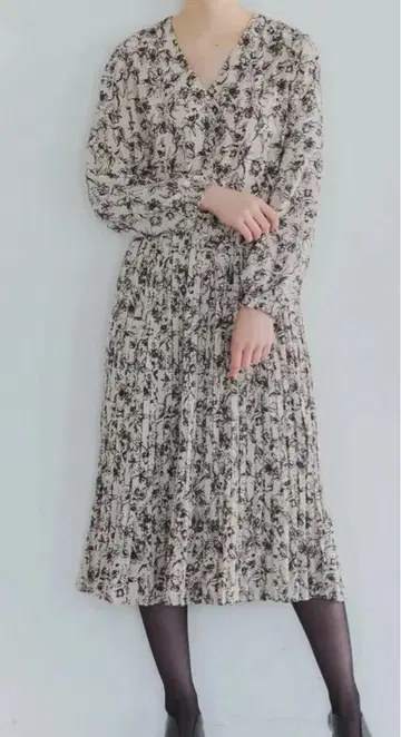 모노톤 플라워 플리츠 원피스 아이보리