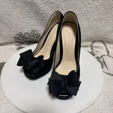 페넬로페 옌하슨 리본 포함 블랙 오픈토 하이힐