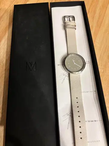 MAVEN 화이트 가죽 아날로그 시계