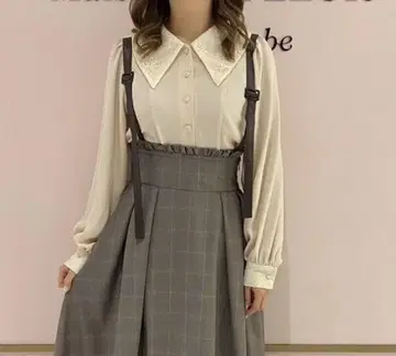 Maison de FLEUR canone 세실의 삼각 깃 블라우스