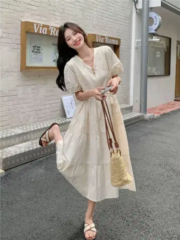 크림색 반팔 티어드 원피스