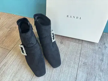 RANDA 비쥬 장식 블랙 앵클부츠