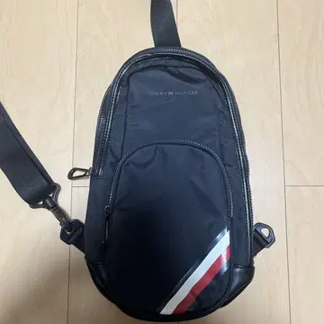 타미힐피거 블랙 바디 백