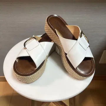 CORSO ROMA.9 웨지솔 화이트 크로스 스트랩 샌들