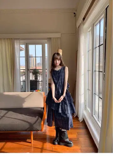 네이비 체크 무늬 슬리브리스 원피스
