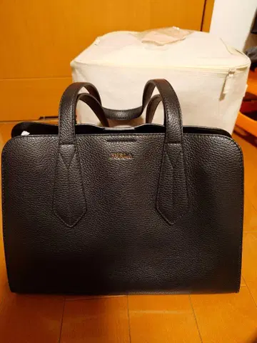 심플하고 예쁜 FURLA 블랙 가죽 핸드백