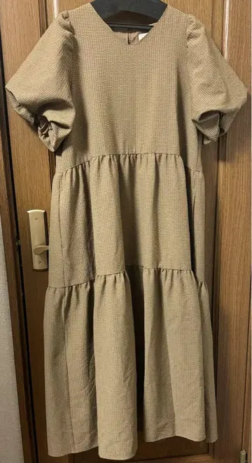빔즈 반팔 티어드 롱 원피스 베이지