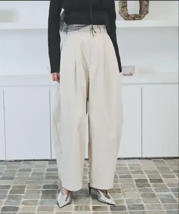 새상품 AIC. 커브 실루엣 턱 팬츠