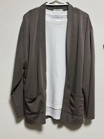 브라운 가디건과 화이트 티셔츠 세트