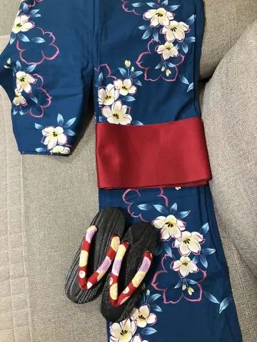 네이비 꽃무늬 유카타, 빨간 오비, 일본 나막신 세트 미사용 새상품