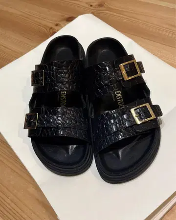 BIRKENSTOCK 악어 엠보싱 가죽 샌들