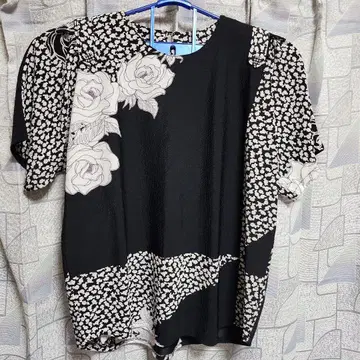 꽃무늬 반팔 상의