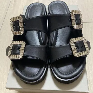 LE TALON 비쥬가 장식된 블랙 샌들 루탈론 S