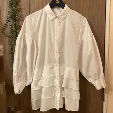 l'armoire de luxe 화이트 티어드 퍼프 슬리브 화이트 셔츠