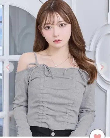 오프숄더 리본 포함 그레이 긴팔 상의