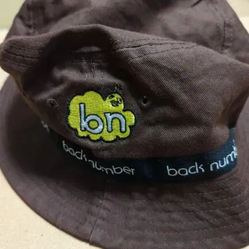 back number 버킷 햇 브라운