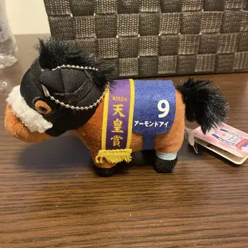 경마 아몬드 아이 봉제 인형