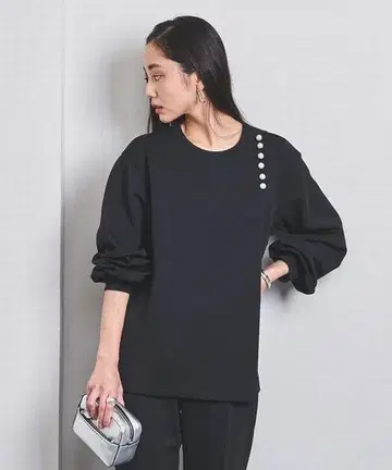 UNITED ARROWS SPONGY 사이드 펄 모티브 블라우스